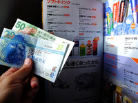 余った外貨どうする!?　成田行きジェットスター機内、香港ドルで買い物を試す 画像
