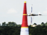 【レッドブル・エアレース 第5戦】チームファルケン室屋義秀選手、3位表彰台を獲得 画像