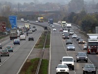 英国政府、高速道路でEVのワイヤレス充電実験へ 画像