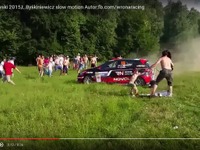 ラリーカーがコースアウト、観客に迫る危険［動画］ 画像