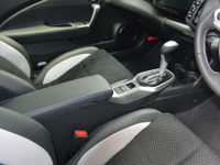 【ホンダ CR-Z 改良新型】電子制御パーキングブレーキ採用で大型アームレストが出現 画像