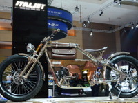 【ジャカルタモーターショー15】イタリアから電動アシスト自転車のショーモデルが登場 画像