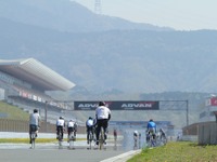 自転車で富士のレーシングコースをフリー走行できる…10月18日 画像