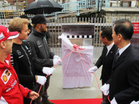 【F1 日本GP】鈴鹿市内にモニュメント…ハミルトン、ベッテルらの手形も 画像