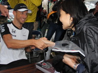 【F1 日本GP】レースウィークイベントが開幕、悪天候ながらピットウォークやサイン会で賑わう 画像