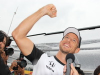 【F1 日本GP】引退が噂されるバトン、ファンの前で「ガンバリマス！」と宣言 画像