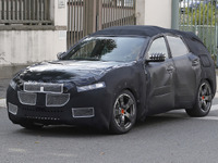 マセラティ初のSUV、ついに本物ボディをイタリアで捕捉! 画像