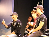 【F1 日本GP】メルセデスの2人がトークショーに参加、ハミルトンは「シャンパンよりSAKEが好き」 画像