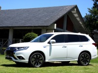 【三菱 アウトランダーPHEV 改良新型】オンロードをスムーズに速く走るSUV 画像