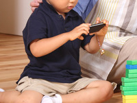 2歳児の半数が「週2日以上スマホを使用」…親の習慣を見習う 画像