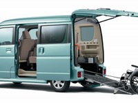 【福祉機器展15】スズキ、福祉車両やシニアカーなど10台を出品 画像