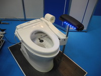 【福祉機器展15】お尻を自動で拭いてくれるロボット便座、来夏発売へ…日本アシスト 画像
