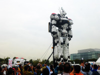 【東京モーターフェス15】98式AVイングラムがデッキアップ、コペン もコスプレ［写真蔵］ 画像