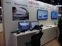 【ITS世界会議15】人間中心のモビリティ実現へ、富士通テンがICT最新技術を展示 画像