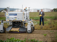 ボッシュ、車載センサーを応用した雑草除去ロボット「ボニロブ」を披露 画像