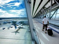 ロンドン・ガトウィック空港、予約制のプレミアムレーンを設置…料金は約2300円 画像