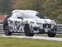 まるで背高スーパーカー!? マセラティ初のSUV、ニュルで高速テスト 画像