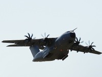 イギリス空軍、最新鋭の輸送機「A400M」で日本の基地を表敬訪問 画像