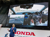 【東京モーターショー 15】ホンダ八郷社長「20年めど高速道路で自動運転実用化を目指す」 画像