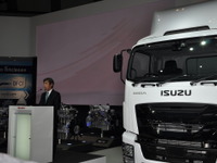 【東京モーターショー15】いすゞの片山社長「新型ギガで新しい“つながる”を提案」 画像