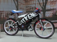 【東京モーターショー15】スズキ、原付クロスバイク「フィール フリー ゴー！」を世界初公開 画像