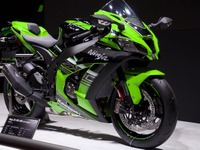 【東京モーターショー15】カワサキ Ninja ZX-10R をジャパンプレミア…チャンピオンマシンの走りをストリートで 画像