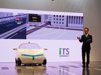 【東京モーターショー15】トヨタ友山専務「プリウス にもITSコネクトを設定」…SMART MOBILITY CITY 画像