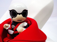 【東京モーターショー15】トヨタブースにいる大きさ10cmのパートナー、「KIROBO MINI」に話しかける 画像