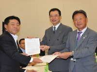 自工会・バイク組合、両会長が出席、ユーザー負担軽減要望書の中身 画像