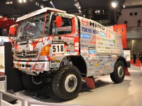 【東京モーターショー15】日野 レンジャー、ダカールラリー2014参戦車の勇姿を間近に 画像