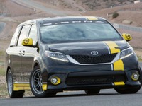 【SEMAショー15】トヨタの北米ミニバン シエナ、サーキット仕様に変身 画像