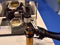 【東京モーターショー15】スロットル開閉が一目瞭然…吸気機構が学べるミクニブース 画像