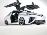 【SEMAショー15】トヨタ MIRAI が ガルウィングの2ドアに…タイムマシンへ変身 画像