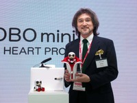 【東京モーターショー15】コミュニケーションロボ「KIROBO mini」が自動運転技術につながる可能性 画像