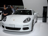 【東京モーターショー15】ポルシェ パナメーラS E-ハイブリッド…モーターのみで最高速度135km/h［詳細画像］ 画像
