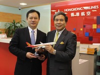 香港航空、熊本県知事を歓迎…来月14日の直行便開設を前に 画像
