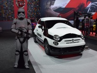 【ロサンゼルスモーターショー15】帝国軍が会場に!?　フィアットブースに現れたストーム・トルーパー 画像
