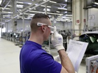 VW、独本社工場に3Dスマートグラス導入 画像