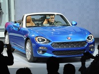 【ロサンゼルスモーターショー15】フィアット 124スパイダー に124台の発売記念車 画像