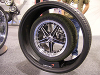 【SEMA06】32インチも登場、止まらないタイヤの大径化! 画像