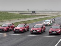 シビック タイプR 新型、WTCCとMoto GPマシンと対決［動画］ 画像