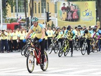 タイで60万人が自転車漕ぐ…国王誕生日祝賀イベント 画像