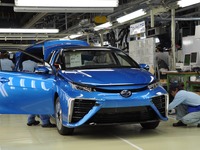 【新聞ウォッチ】燃料電池車 MIRAI 発売1年、納車は「忍」の一字 画像