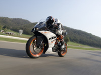 【KTM RC250 試乗】ライバル凌ぐ本格装備でスポーツライディングを気軽に…青木タカオ 画像