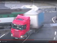 踏切無視のトレーラー、列車が激突の瞬間［動画］ 画像
