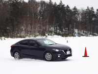 まるでサルトサーキット、マツダ試験場で雪上試乗…「マツダらしい」4WDの神髄を見た 画像