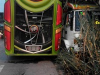 トラックに修学旅行のバス衝突…運転手死亡、生徒18人けが　タイ 画像
