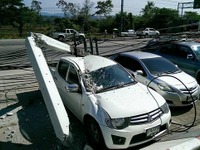大型トラックが電線引っかけ電柱倒れる、車7台破損…タイ 画像