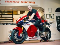ホンダMotoGPレーサーの公道版、RC213V-S …世界で最初の1台を納車 画像