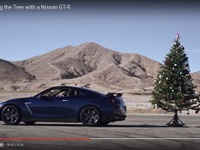 日産 GT-R、550 馬力のパワーでクリスマスツリーを?!［動画］ 画像